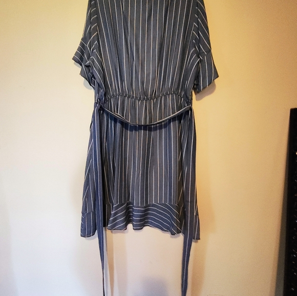CITY CHIC WOMEN'S BLUE/WHITE PEN STRIPES RUFFLE FAUX WRAP DRESS SIZE L/20 - Picture 3 of 12